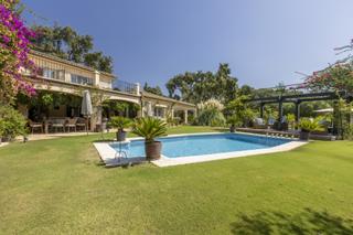 Casa a Sotogrande Alto. Exclusiva villa andaluza en parcela doble  junto al real club de
