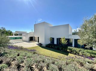 Casa a Sotogrande Alto. Espectacular villa en primera linea de golf en almenarasotogrand