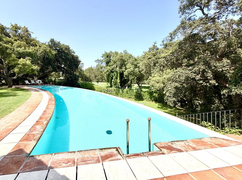 Foto 9a3aec13-f402-4729-a394-b37abb783ebe. Casa amb calefacció aparcament piscina a Sotogrande costa Sotogrande