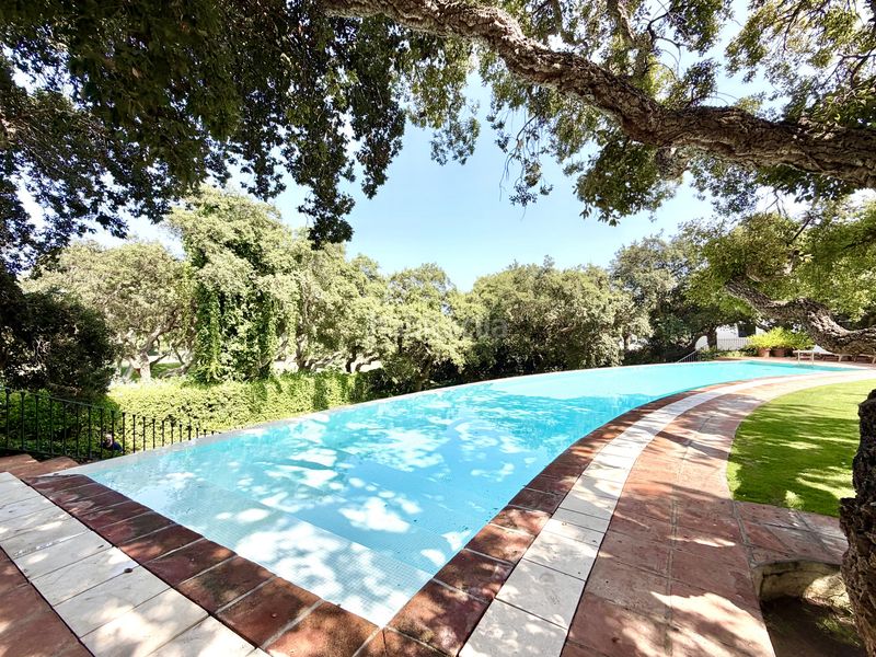 Foto fb037e8c-c7ee-4a5c-a40a-15c45ede1b11. Casa amb calefacció aparcament piscina a Sotogrande costa Sotogrande