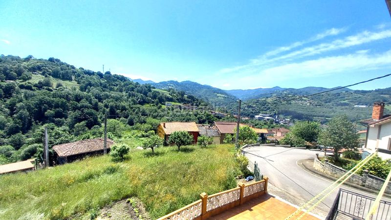 Foto c8a6277c-e343-402d-b3be-9f31afc6d633. Casa amb aparcament a Lada Langreo