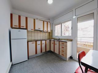 Appartement  Carrer de sant antoni. Piso muy conservado, 3 habit, cocina independiente, salón, baño