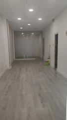 Lloguer Local Comercial  Carrer angel guimerà. Local céntrico de 55 mt con aseo, ideal para cualquier negocio.