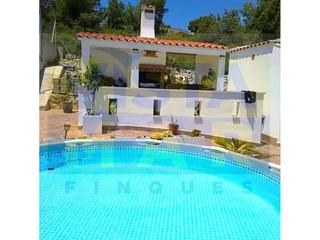 Chalet in Canyelles. Casa reformada en selva maravilla