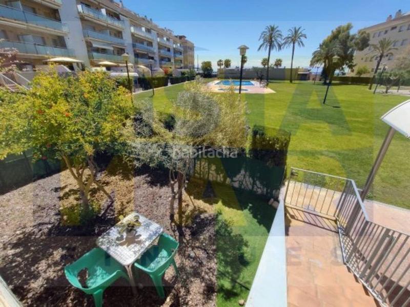 Foto 8c330d3a-10f1-4206-941e-63077bf1f100. Piso planta baja frente al mar con jardín y terraza propios, zona salines en Cubelles