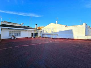 Maison à El Castell de Cubelles. Casa medianera centro pueblo  local comercial de 124m
