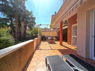 Casa adossada a Les Salines-Pla de Sant Pere. Casa adosada esquinera con jardin de 100m, zona la mota de sant
