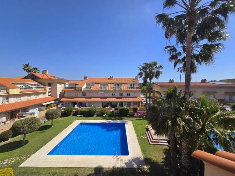 Foto d30b6747-1e68-4453-be4d-d6bdebbb3f4f. Casa adossada amb calefacció aparcament piscina a Cubelles