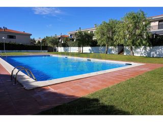 Semi detached house in Santa Maria. Casa adosada con garaje y piscina en santa maria vilanova i la g