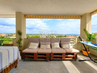 Penthouse in Coma-ruga Platja. Ático con piscina y garaje box en venta en comarruga