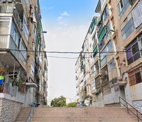 Appartement  Calle del topacio. Vivienda con okupa en colonia requena