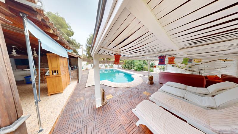 Foto d5e04e5f-07bd-4837-9dcd-df2e1510e94f. Chalet ?? chalet reformado con vistas al maigmó, piscina y zona chill-out en finca terol () en Tibi