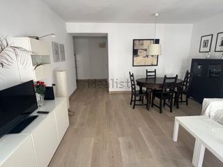 Miete Etagenwohnung  Calle de ángel lozano. Amplia vivienda reformada en el centro de alicante.