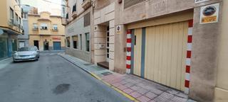 Parking coche en Calle jesús de perceval 1. Se vende plaza de garaje en zona centro de almeria.
