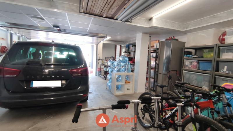 Foto 1248d56a-65c1-403c-9b6f-a9f01cde753a. Chalet mit kamin heizung parking pool in Ciutat Diagonal Esplugues de Llobregat