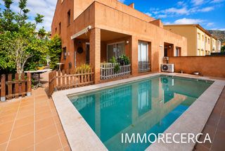 Casa in Torroella de Montgrí. Amplia casa de 4 dormitorios con jardín privado y piscina