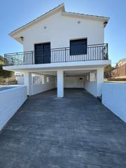 Rent Chalet in Castellnou-Can Mir-Can Solà. Casa reformada  con gran  parcela !!