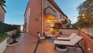 Casa a Santa Perpètua de Mogoda. Excepcional casa seminueva esquinera en la florida !!