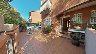Casa a Santa Perpètua de Mogoda. Excepcional casa seminueva esquinera en la florida !!