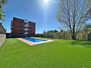 Appartamento in Polinyà. Piso seminuevo con jardín y piscina comunitaria.
