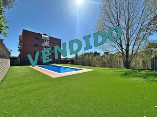 Flat in Polinyà. Piso seminuevo con pk y piscina comunitaria.