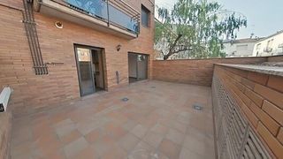 Flat in Santa Perpètua de Mogoda. Planta baja seminueva con terraza de 30 mts y  plaza parquing.