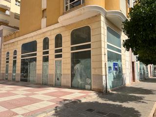 Lloguer Local Comercial  Avenida juan chabás. Local a pie de calle