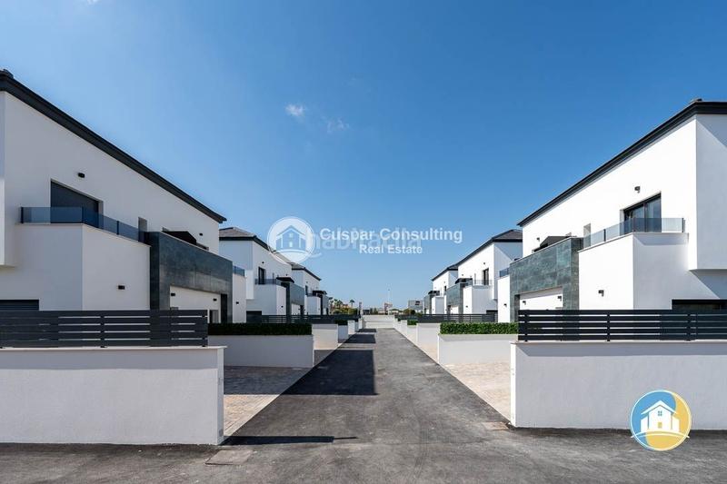 Foto 647b83de-87b1-4141-87e2-394eab9be86c. Casa adossada amb aparcament piscina a Monte y Mar Santa Pola