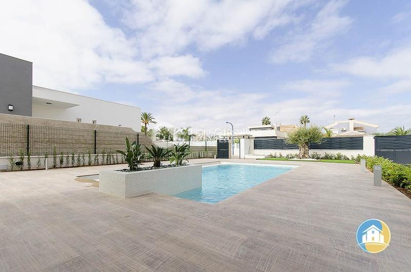 Foto 06fb465c-3f49-4aa8-87d4-d7f946084201. Chalet with parking pool in Campoamor Orihuela