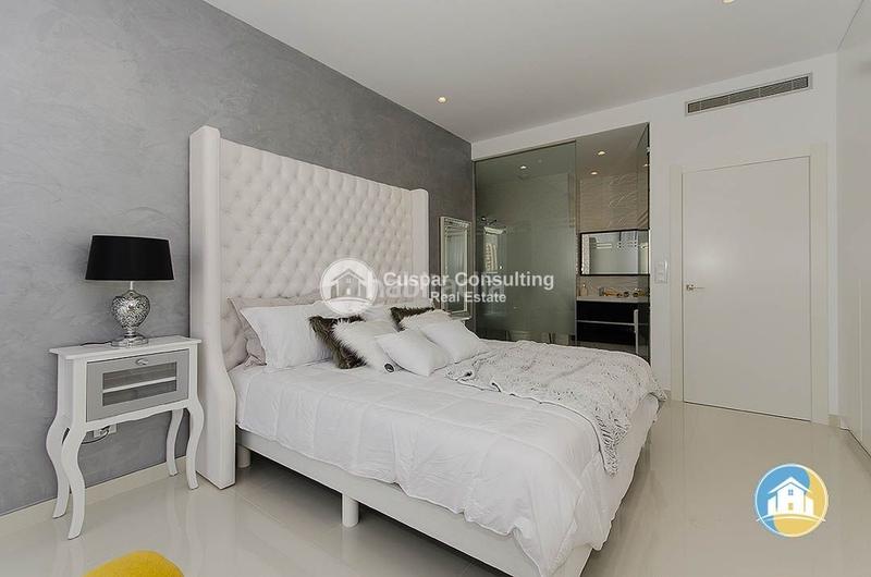 Foto 0e17a560-cf1b-4fd7-9e03-b9cb80405b31. Chalet with parking pool in Campoamor Orihuela