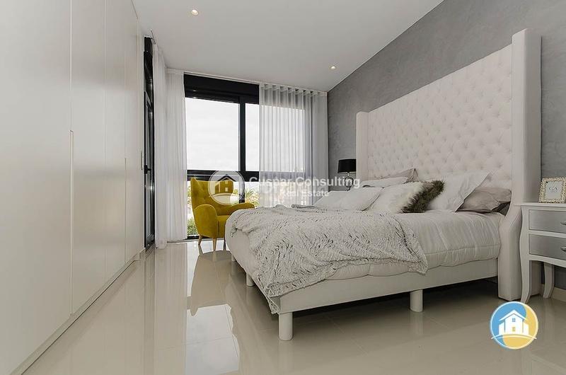 Foto 0ec07b4c-c4ee-45cb-bb22-bd757efb1f97. Chalet with parking pool in Campoamor Orihuela