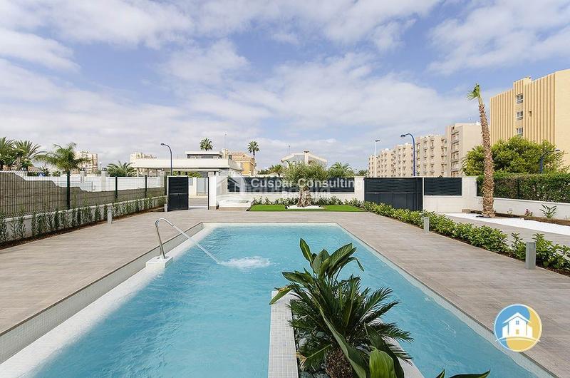 Foto 0f89d33c-53ba-4c84-a6e1-9f48053f74fc. Chalet with parking pool in Campoamor Orihuela