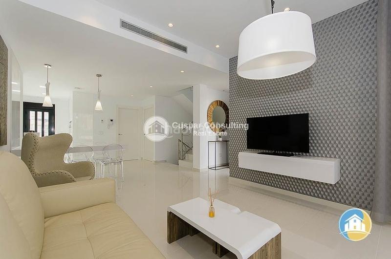 Foto 2eea2459-e1be-4d75-a906-2d3eafd4d490. Chalet with parking pool in Campoamor Orihuela