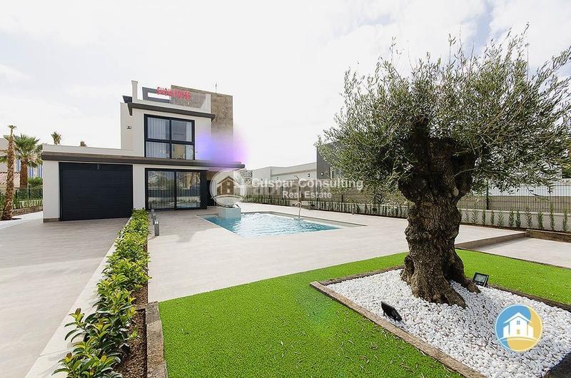 Foto 6c1bbf39-f8df-4e6b-be25-b43429d4dd51. Chalet with parking pool in Campoamor Orihuela