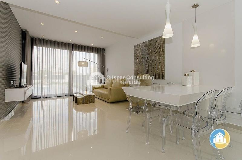 Foto c4f78a0d-e119-4bdb-9381-df9a05f462f7. Chalet with parking pool in Campoamor Orihuela