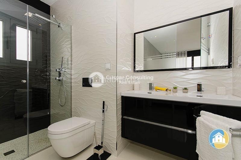 Foto ca5e460b-3be2-48ba-85a3-bf09ef6ecde2. Chalet with parking pool in Campoamor Orihuela