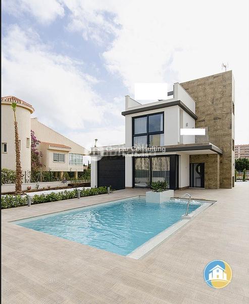 Foto cc6b1b98-3590-4acd-bbab-62a4a1d9ccbe. Chalet with parking pool in Campoamor Orihuela