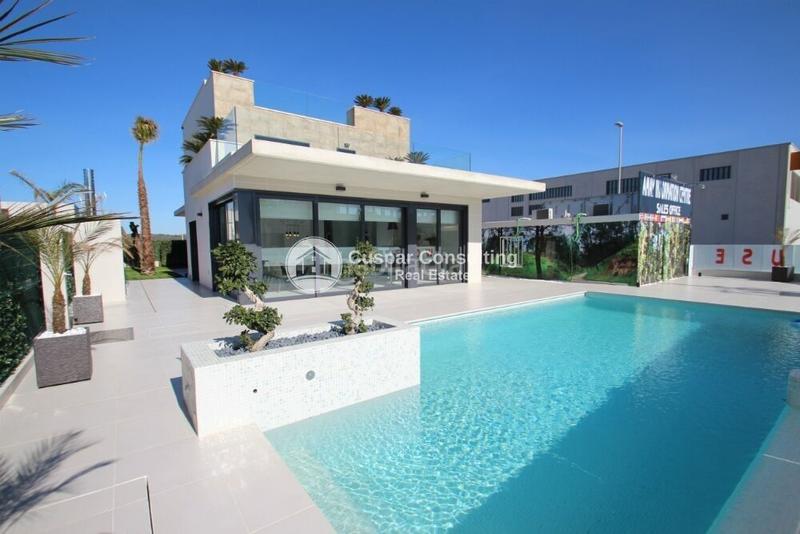 Foto 89e8d8fc-6faa-4503-abf8-0b21645b3190. Chalet with heating parking pool in Campoamor Orihuela