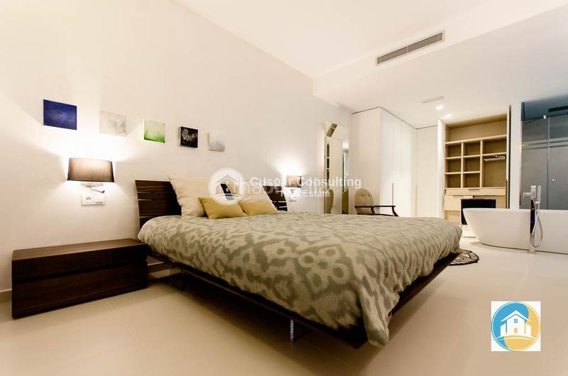 Foto f259b3b6-faad-4b9b-bec6-91b8edbb9cc5. Chalet with heating parking pool in Campoamor Orihuela