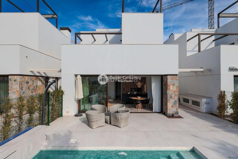 Foto 0db2b42b-874d-4b78-84ae-fabb8e198a01. Xalet amb calefacció aparcament piscina a Centro Alcázares (Los)