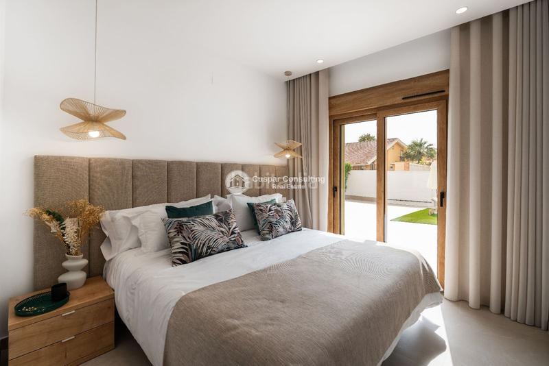 Foto 0d23aa95-cddf-496f-8c7a-f8e424c16688. Chalet con riscaldamento parcheggio piscina in Campoamor Orihuela