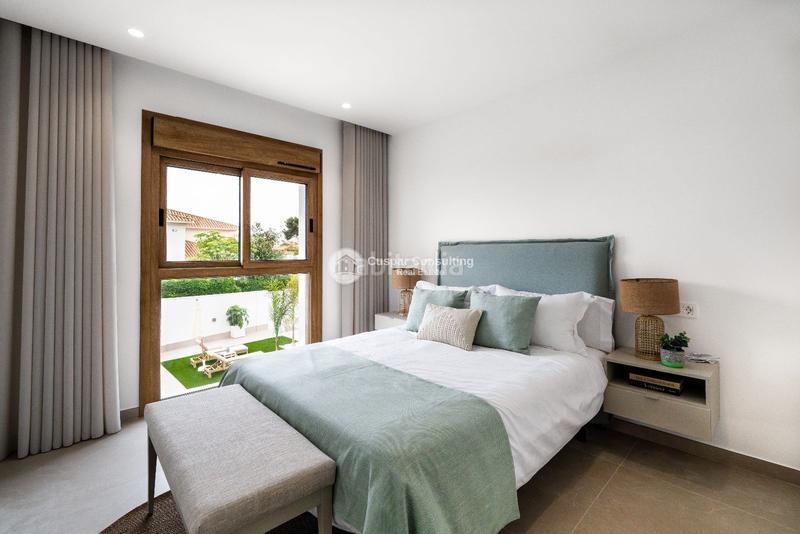 Foto 89ed0632-e2e4-4523-aa79-f4cf2f63a508. Chalet con riscaldamento parcheggio piscina in Campoamor Orihuela