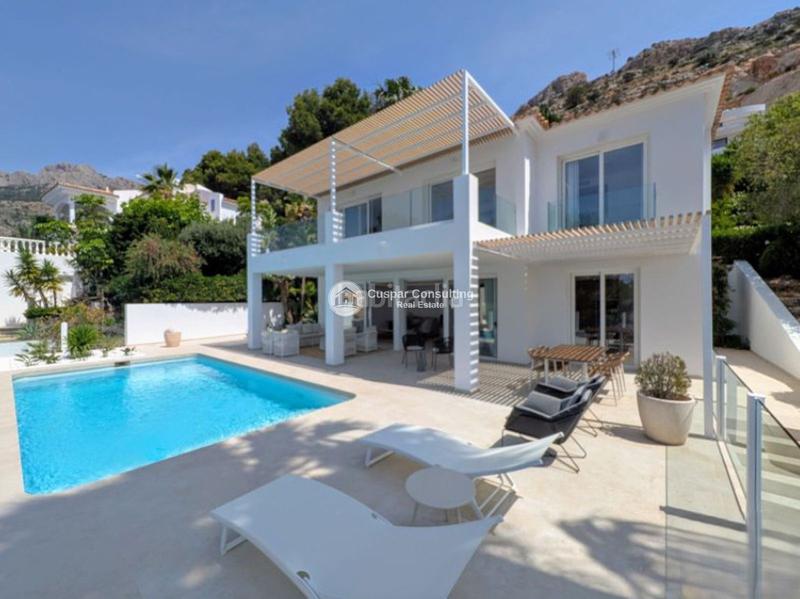 Foto f4bce359-a26f-40f4-9b59-2b24349d2c74. Chalet con riscaldamento piscina in Altea hills Altea