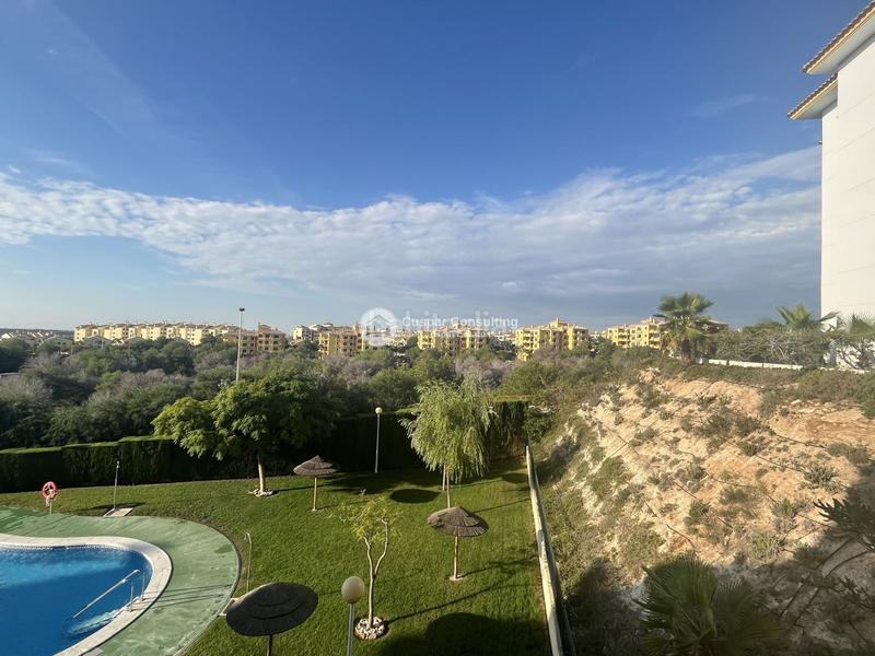 Foto 97b5f398-e156-4f6b-867b-c0b3eedb7aa1. Apartament amb piscina a Villamartín-Las Filipinas Orihuela
