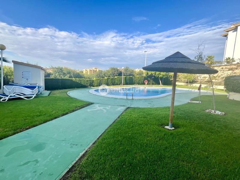 Foto b1b4d34d-976b-435d-92b4-f80f0da69ff6. Apartament amb piscina a Villamartín-Las Filipinas Orihuela