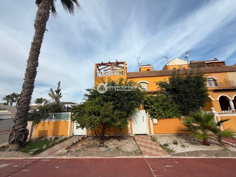 Foto 13a72691-0c01-4baf-ab9e-b683652128bd. Casa adosada en narejos, los en Centro Alcázares (Los)