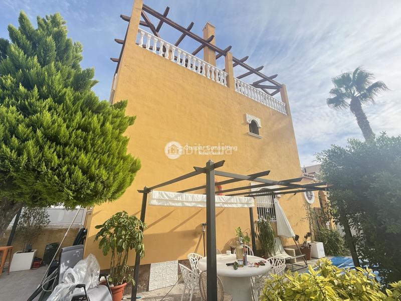 Foto dc6554ac-6e9b-490c-97b4-0b0421d3c5e2. Casa adosada en narejos, los en Centro Alcázares (Los)