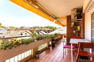 Attique à Eixample. Ático 200m,terraza,balcón,5hb,4baños,2parquings,trastero!