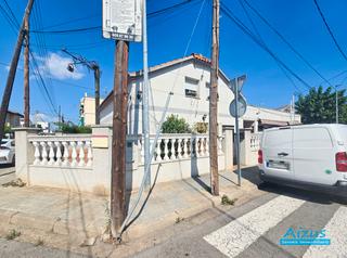 Casa a Santa Perpètua de Mogoda. Casa esquinera con local en  venta, la florida, santa perpetua d