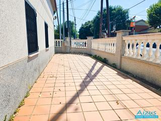 Casa a Santa Perpètua de Mogoda. Casa esquinera con local en venta, la florida, santa perpetua de